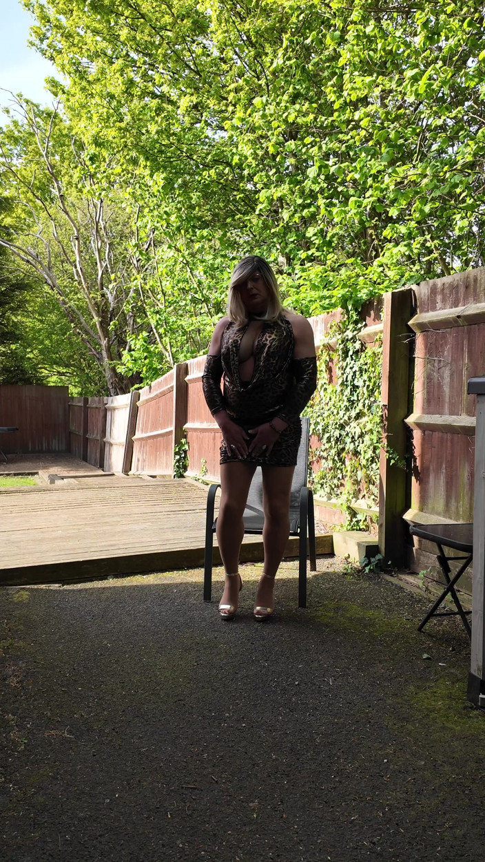 Kellycd2022: Crossdresser kellycd2022 em vestido brilhante com estampa de leopardo e...