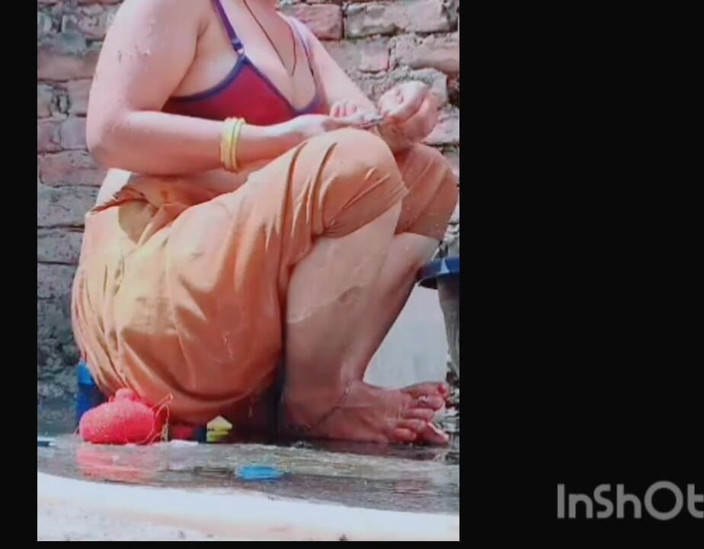 TricolorMusic3: A mulher do interior toma banho ao ar livre, se...