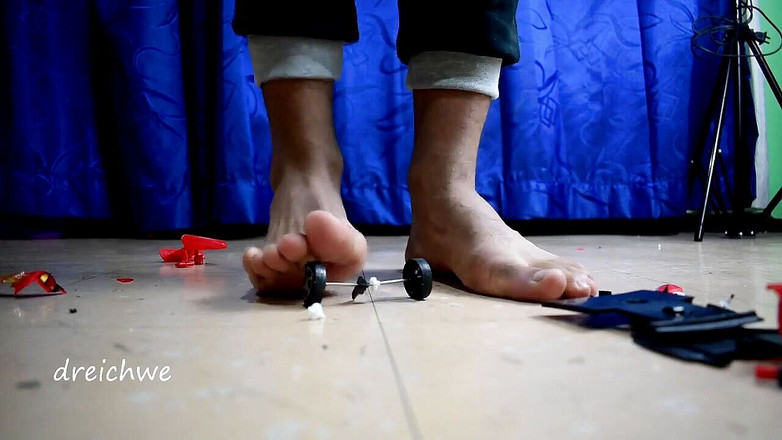 Dreichwe: Distruggere la grande macchina con l'aereo giocattolo