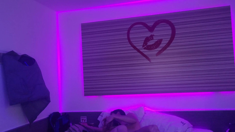 Crystal Phoenix: Seorang Pria Meniduri Saya Di Kamar Hotel