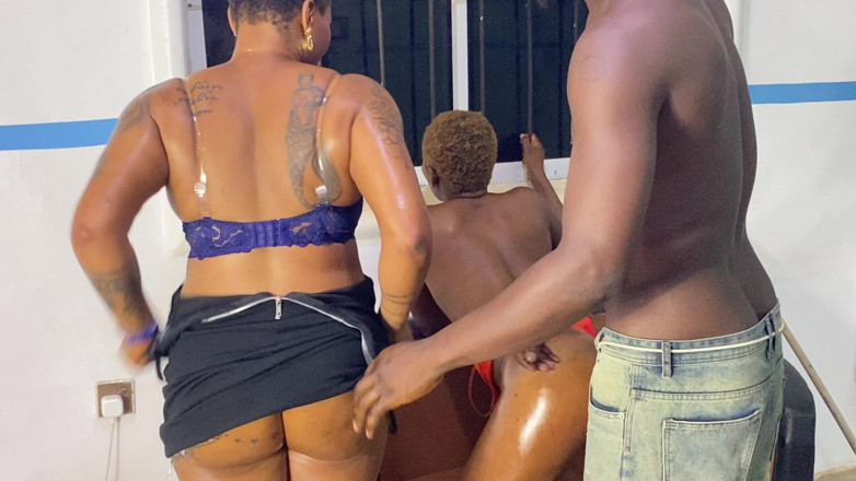 SugarNSpice01: Złapałem mojego męża i nasz salon cleanner jebanie i dołączyłem...