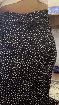Une desi célibataire suce la bite de ma copine debout puis suce sur la table et lui baise la chatte