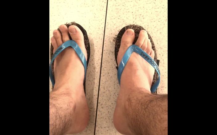 Manly foot: Mis chanclas quieren lucir la parte superior de mis pies -...
