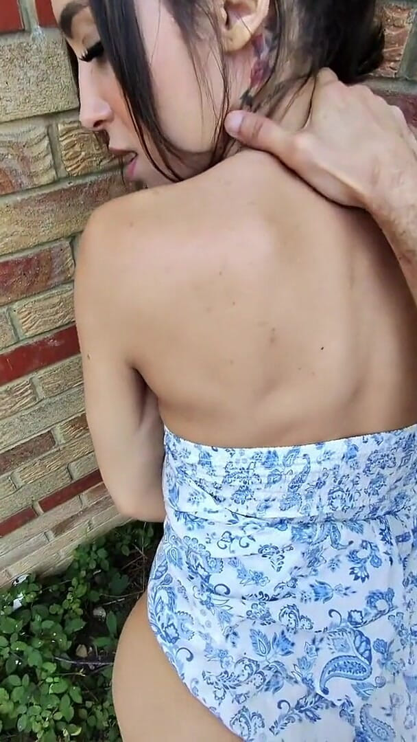 The Swingers Swallow Bandit: 与 priscila Belini meta 眼镜的第一人称视角吞精和后入式场景