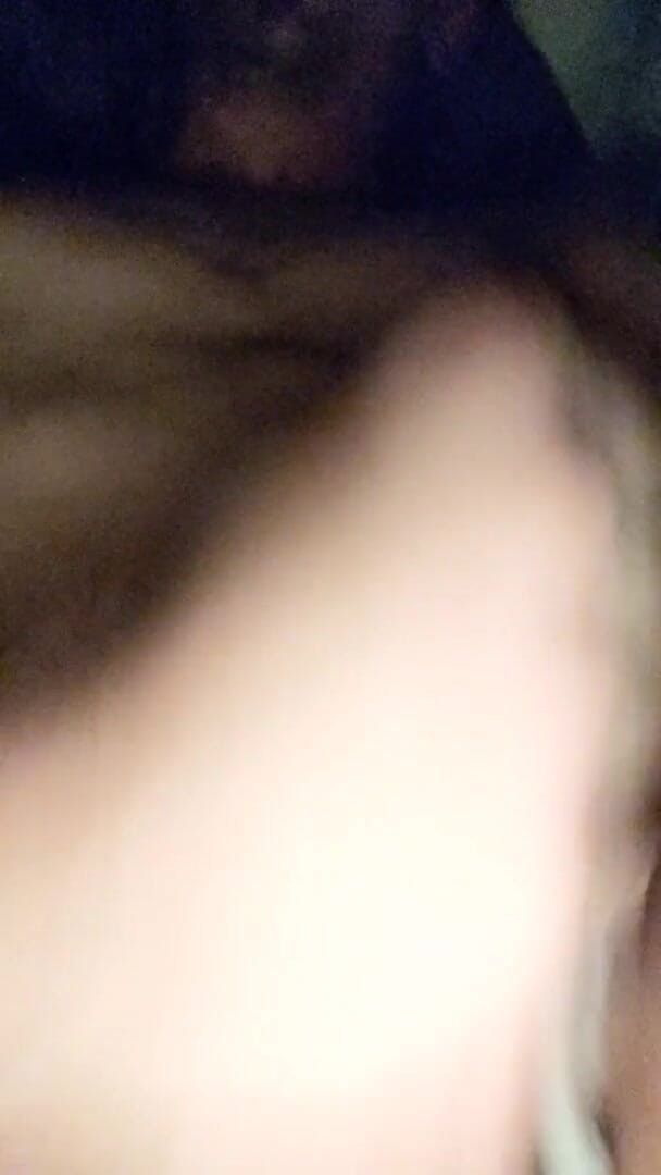 Sexy possum: 当我的直朋友和在我旁边的床上时，撸管并射在自己身上