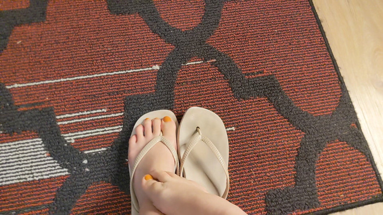 Sin Spice by Sophia Sinclair and Jasper Spice: Fötter i flip flops
