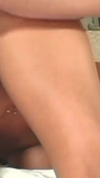 Leche caliente salpica en la cara de una morena que ama la gran polla dura llenando su coño mojado