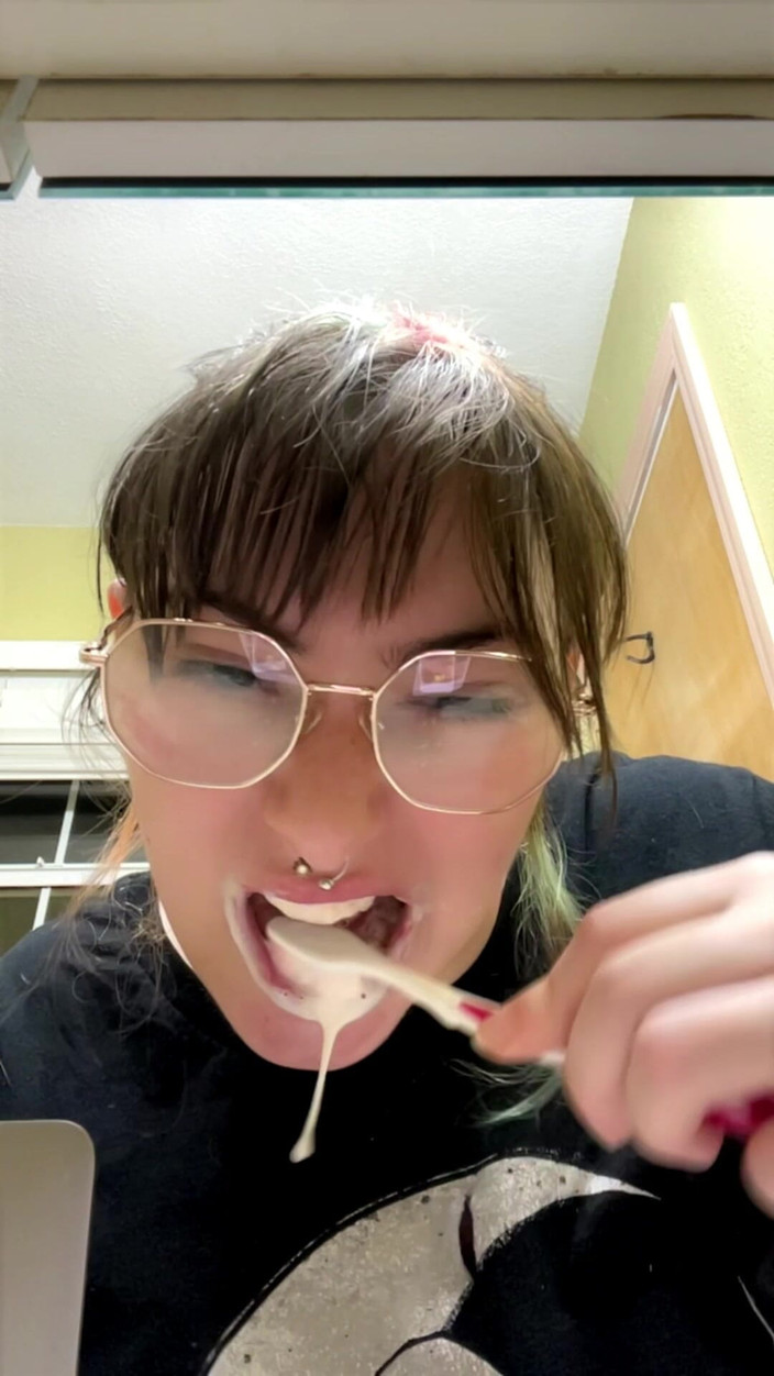 Mushroombitchx: 歯を磨く