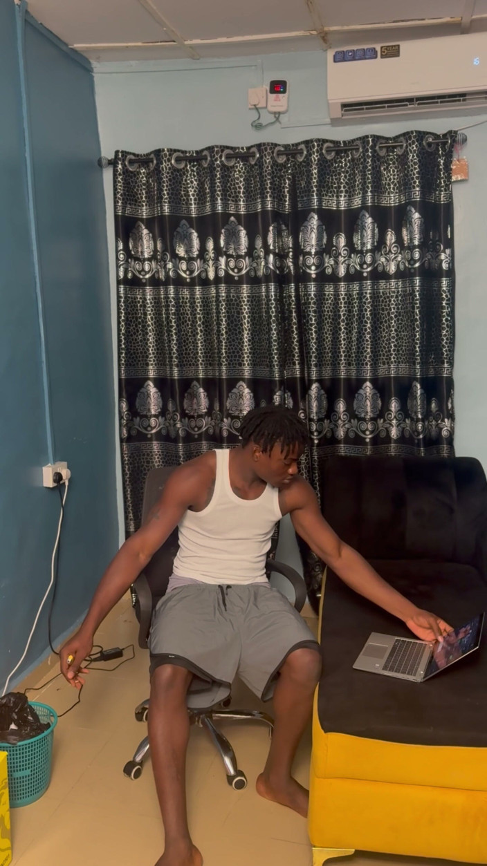 Blackthug20k: Táta se nudí