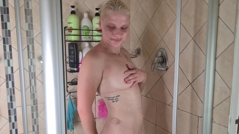 domslutfucker: Бледная блондинка с маленькими сиськами раздевается, чтобы принять теплый сексуальный мыльный душ