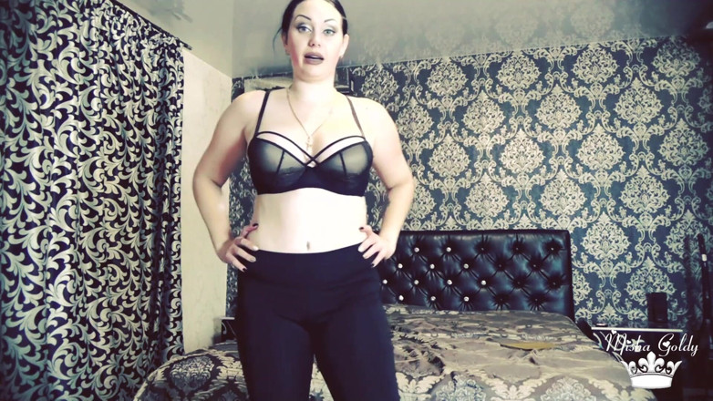 Goddess Misha Goldy: Exercices intenses et foulage et lutte avec de gros poids