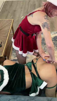 Gran Polla Transexual Claus Disciplina a Mariquita Enjaulada Al Elfo De Navidad