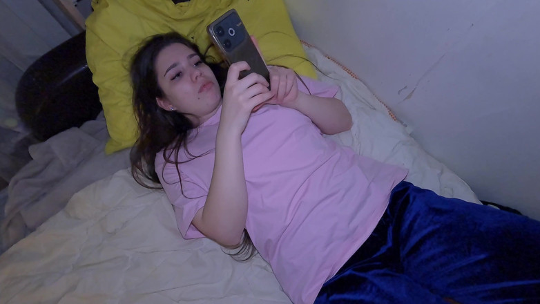 Molly Kit: Stepsister Fights Boredom with Her Pussy
