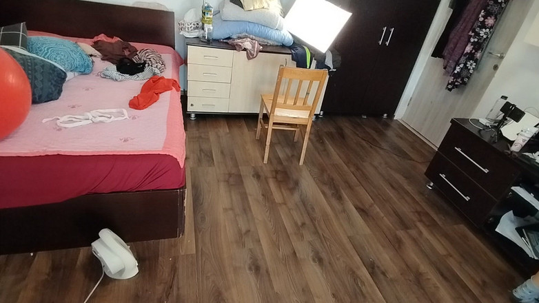 Amateur_MS: O femeie amatoare se distrează încercând hainele și tăindu-le