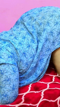 Büyük şişman götlü ve geniş amcıklı 18 yaşındaki bakire kız gibi Mısırlı Müslüman ateşli teyze yan odadayken yabancı adam tarafından sikiliyor