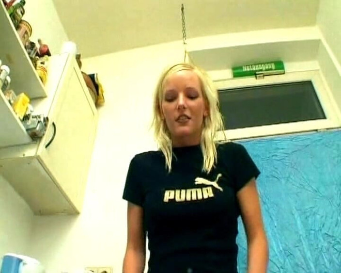 Deutsche Frauen: 聪明的德国女孩喜欢在她的小奶子上被两次射精