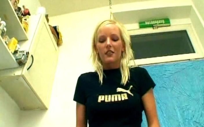 Deutsche Frauen: 聪明的德国女孩喜欢在她的小奶子上被两次射精