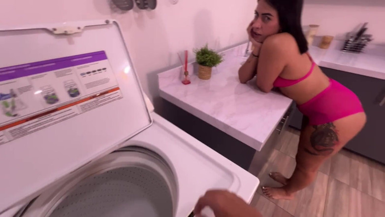Kylei Ellish: Mi amigo me recomendó un fontanero que arreglaría mi pipa,...