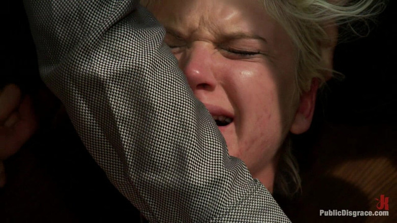 Public Disgrace by Kink: लंबी सुनहरे बालों वाली शौकिया की ब्लैकआउट कॉन्टेक्ट लेंस पहने हुए चुदाई होती है - वह कुछ नहीं देख सकती !!