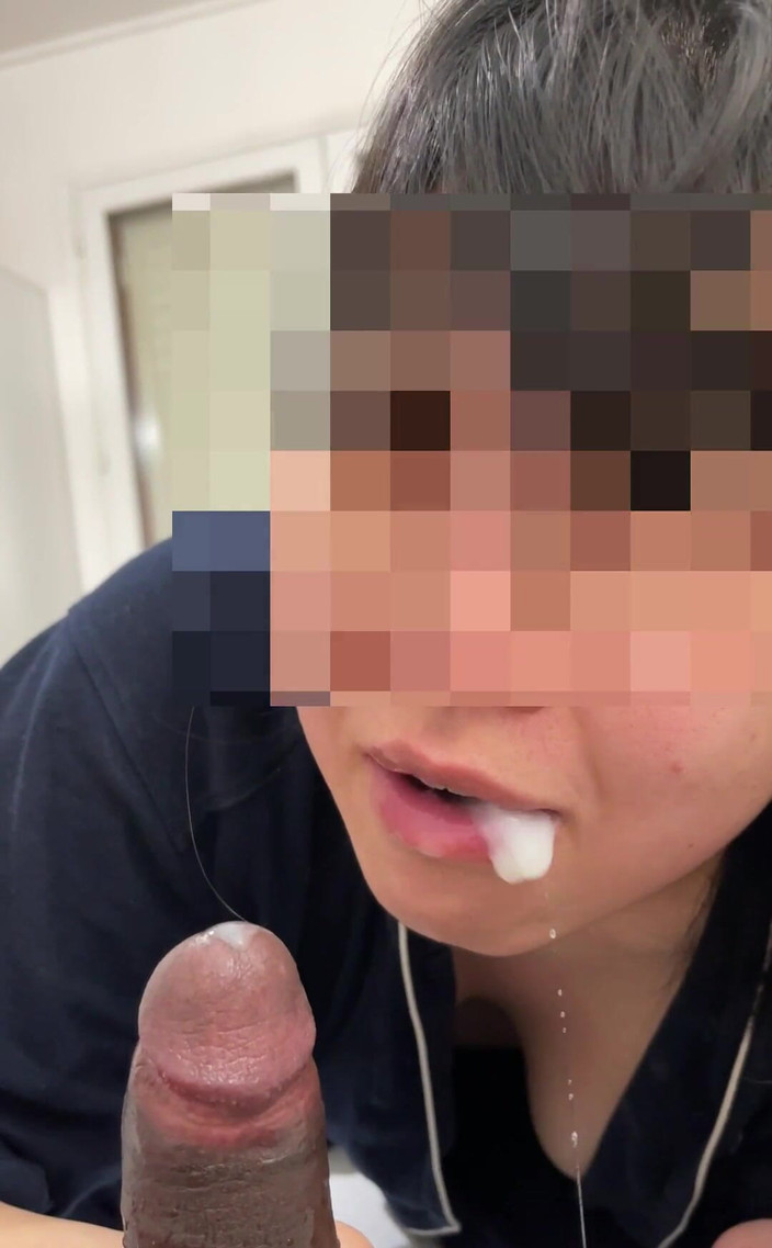 Mr Pover: Pompino salivoso con una grande sborrata in bocca. Non riusciva...