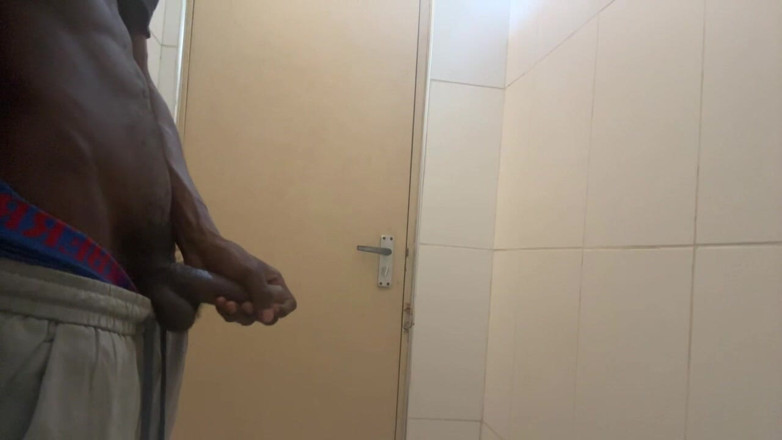 Slimniqqa: Великий чорний член у громадському туалеті в торговому центрі