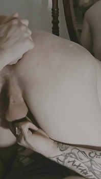 내 안에 거대한 딜도를 쑤셔 넣은 후 남자의 벌리기 후 구멍에 타티아날 Pisses.