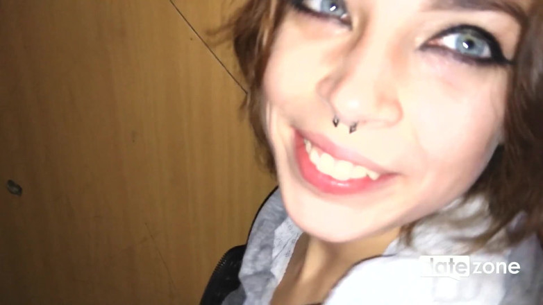 Datezone: Asansörde oral seks sonra merdivenlerde şiplak