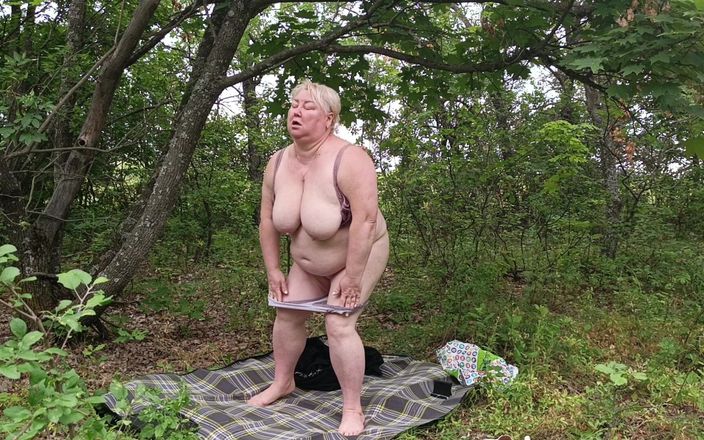 Zona901: Madrastra se desnuda en un parque y se masturba su...