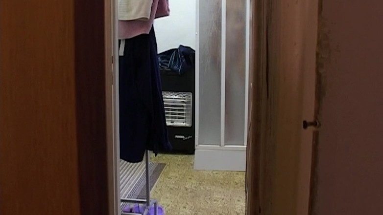 THAGSON 18+: Babe stript uit en buigt voorover in de deuropening