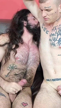 Este sabe cómo probar a un macho de verdad