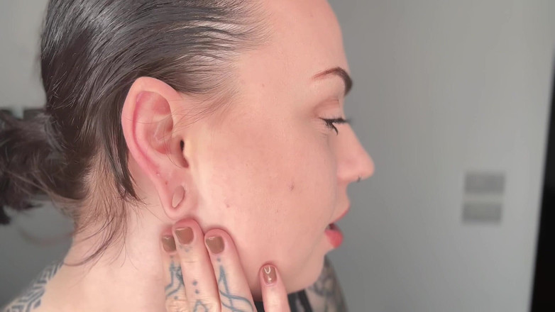 Miss Valentina: Adorare a urechii îndreptate