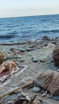 #2 Blinkar min fitta framför en kille på stranden och han hjälper mig att spruta - det är mycket riskabelt - Misscreamy