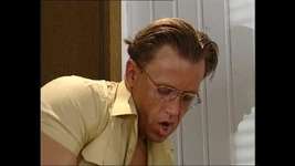 黑人和白人怪物鸡巴的双洞齐插和射精成熟熟女