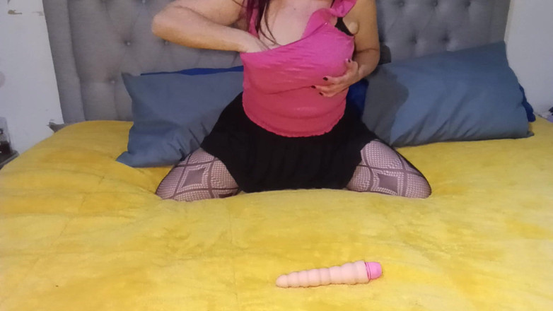 Petitepussylatina: Confessions au lit d’une petite fille mature à gros nichons et à...