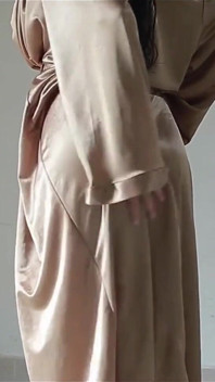Indonesisches Tobrut-mädchen, das beim sex eine sexy satinrobe trägt