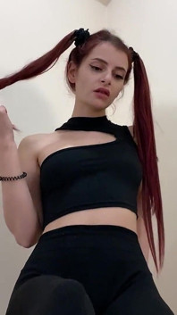 Sclavul pasionat de picioare servește pe rând picioarele a două stăpâne tinere - dominare cu picioarele la dublu