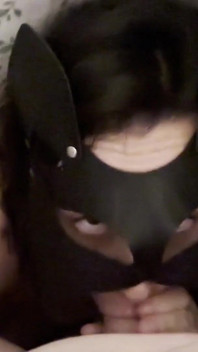 Styvsyster smyger under täcker och suger kuk för att få en mun full av sperma