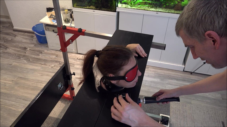 Master-Thomas: Esclava indefensa en picota, llevada al orgasmo en Sybian Parte 2