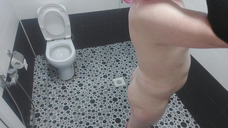 Kitty_Cross: Cewek semok kulit putih dengan pantat bahenol lagi asik mainin...