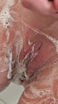 Mijn poesje grote clitoris scheren en hij wast me plas op me
