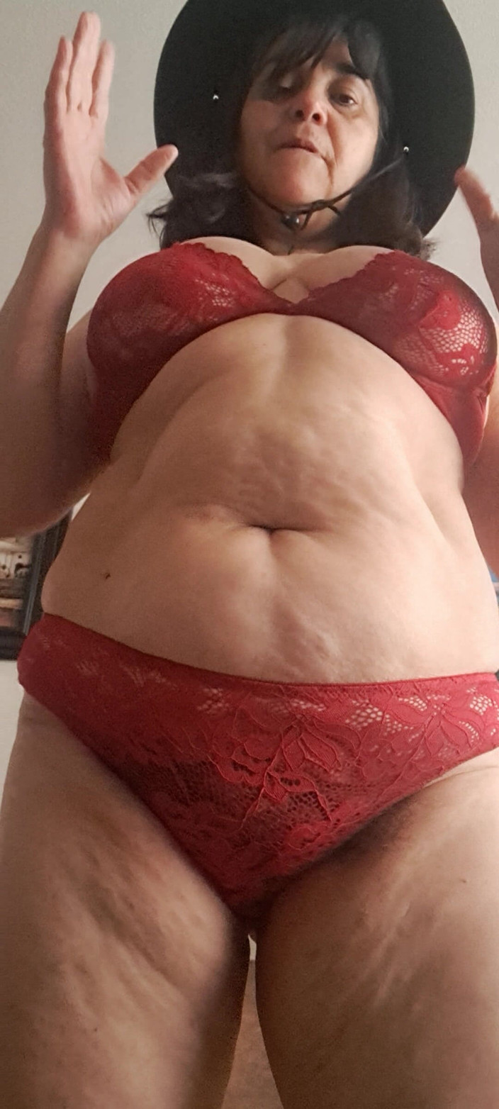 Mommy big hairy pussy: 란제리를 입거나 입지 않고 어떻게 보고 싶습니까?