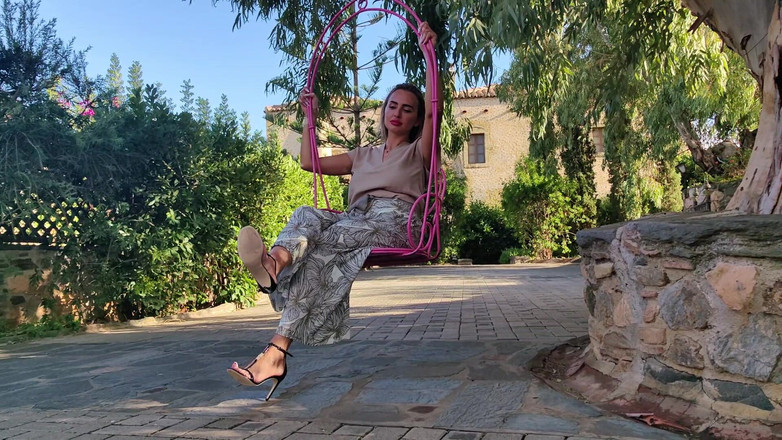 Goddess Lena: 在我的花园里欣赏我