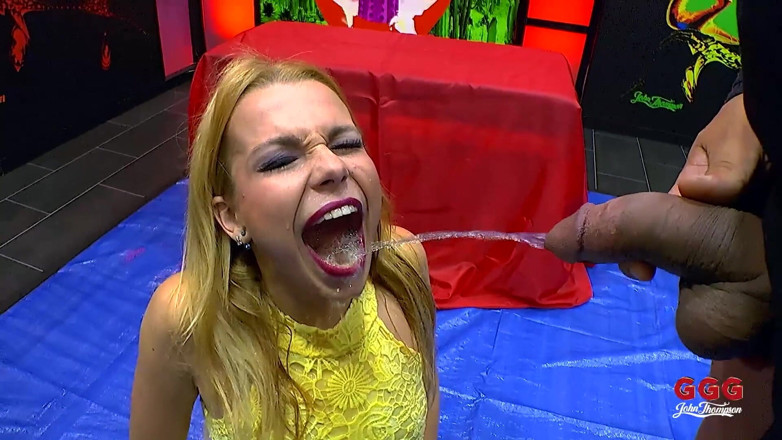 GGG John Thompson Studio: La MILF Bionda Con Grandi Tette Viene Dominata... Prende Un...