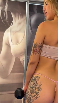 Getatoeëerde Latina Blonde Sport Terwijl Ze Squats Uitvoert Op Een Harde Lul - Povlatingirl
