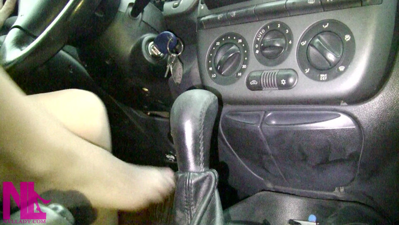Nyllady: Footjob sensuel jusqu’au bâton de vitesse dans des collants nus...