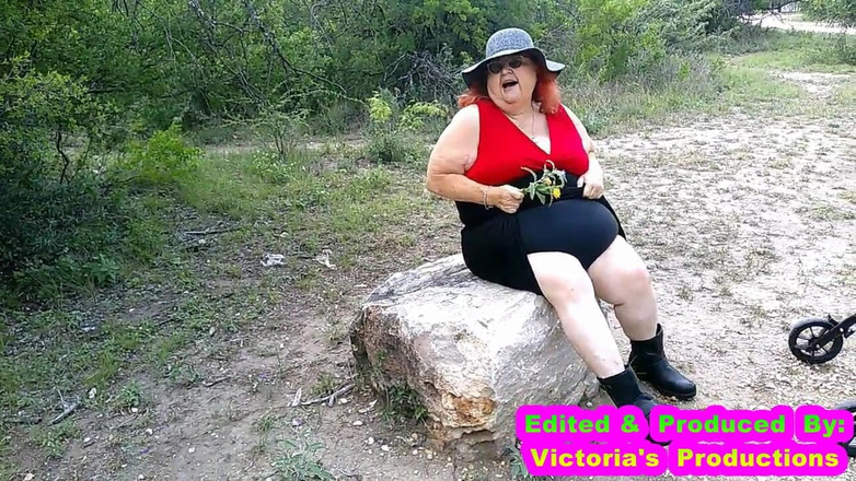BBW nurse Vicki adventures with friends: 공원에서 깜박이고 괴롭히는 섹시한 간호사 Vicki