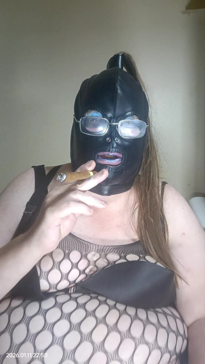 Stephanie-Nicole-TV: Vlog (jan 2026) - Fumo un sigaro mentre si ha una chat seria