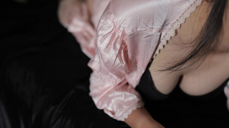 deafheaven666: Seksi saten elbise giyen güzel kız amcığını gösteriyor