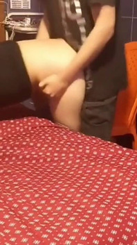 Měla jsem sex se svou kamarádkou po večírku. Ráda sténá, když cítím jeho koule v zadku