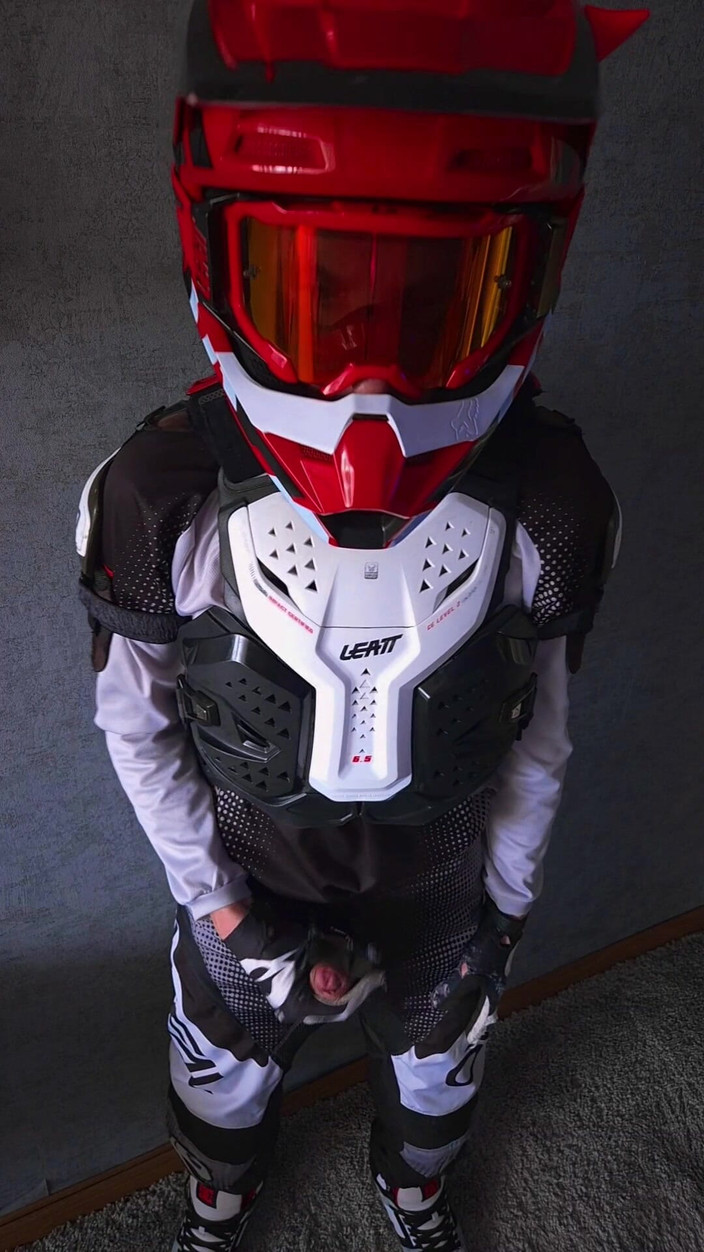 Sneakersmax98: Komm auf den Helm, während niemand hinschaute.